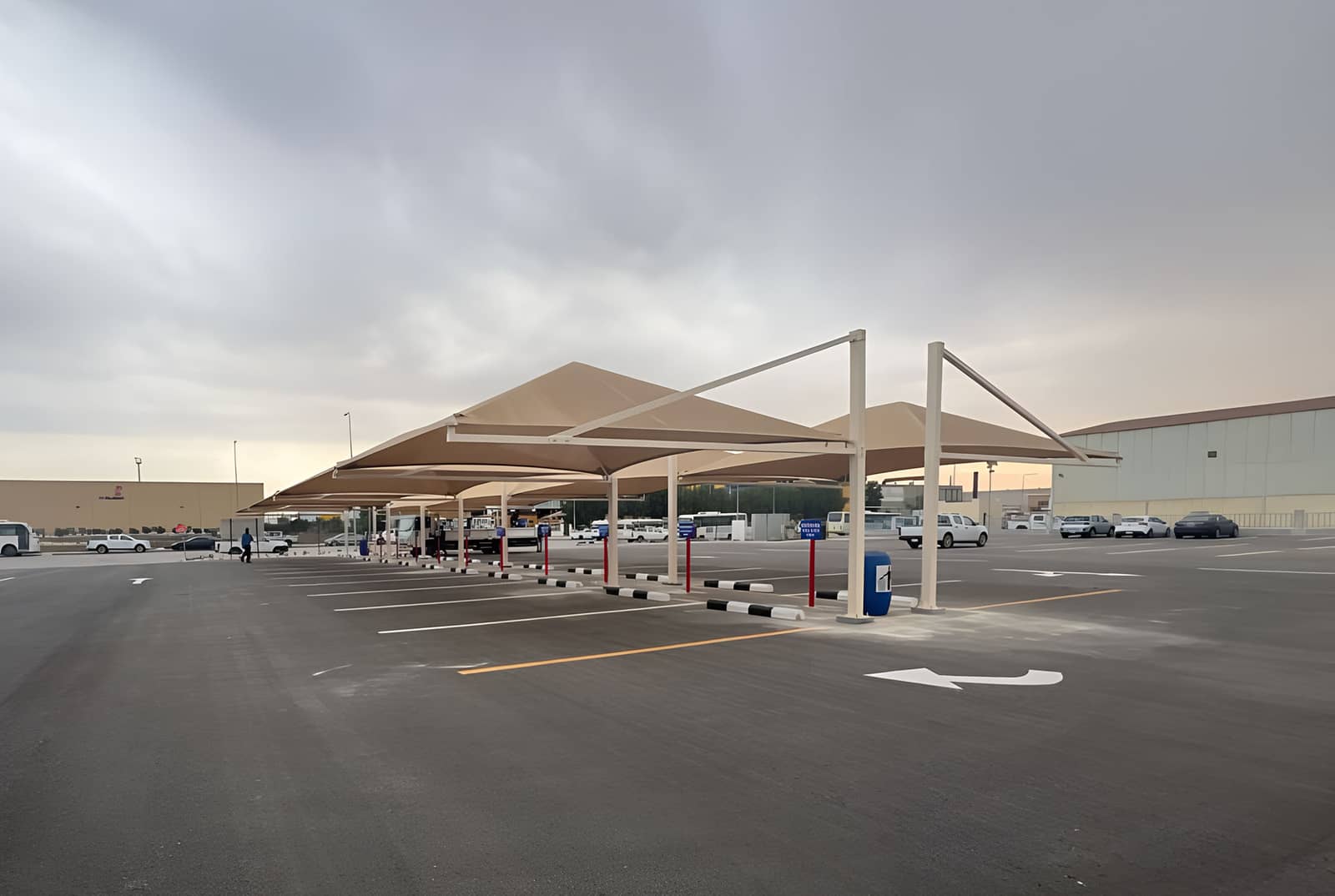 مظلات سيارات هرمية لشركة سابك في الجبيل